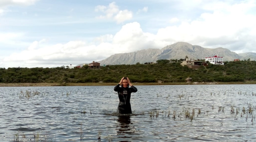 Nadar en el lago El Cajón, un gustito para Sole en pleno abril.