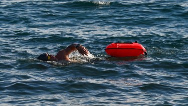 El placer de nadar solo en el lago Nahuel Huapi. Foto: Alfredo Leiva
