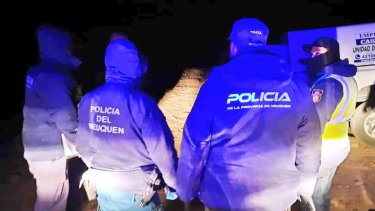 La policía encontró un arma, que sería la usada en el crimen. (Gentileza Entre Cordilleras).-
