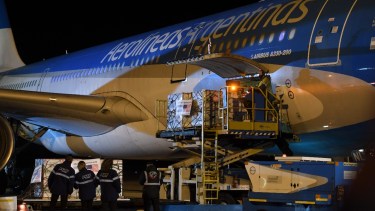 El momento de la llegada del primer avión con vacunas donadas, que fue recibido por el jefe de Gabinete Santiago Cafiero la semana pasada.