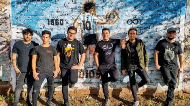 La banda liderada por Julio Sierra grabó recientemente una canción original en homenaje a Maradona.