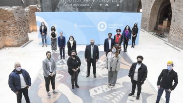 El presidente Alberto Fernández encabezó el acto de presentación del nuevo Documento Nacional de Identidad (DNI) para personas no binarias.
Foto: Télam