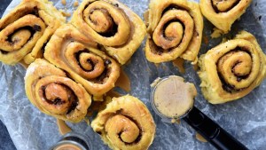 Rollos de canela con glasé de café