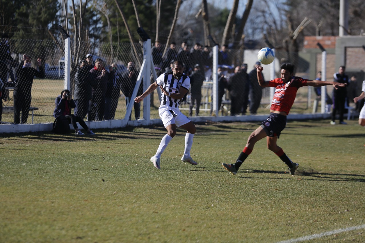 Cristian Taborda fue titular en Cipolletti, marcó un gol y vistió la camiseta número '10'. Regreso ideal. Foto: Juan Thomes 