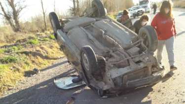 El siniestro ocurrió esta tarde en la ruta chica cuando el rodado se dirigía en dirección Allen-Fernández Oro. (Foto AN Allen)