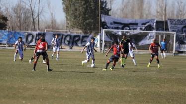 El partido arrancó exactamente a las 14, la hora señalada. Foto: Juan Thomes 
