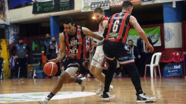 Pedro Franco lleva la pelota en su último partido como profesional. Foto: Pablo Leguizamón.