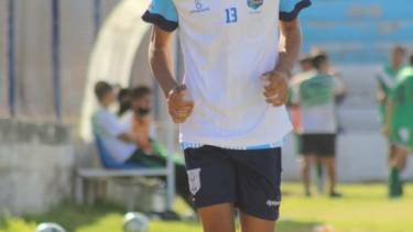Un joven futbolista de Centenario sufrió un duro golpe en un partido de Lifune