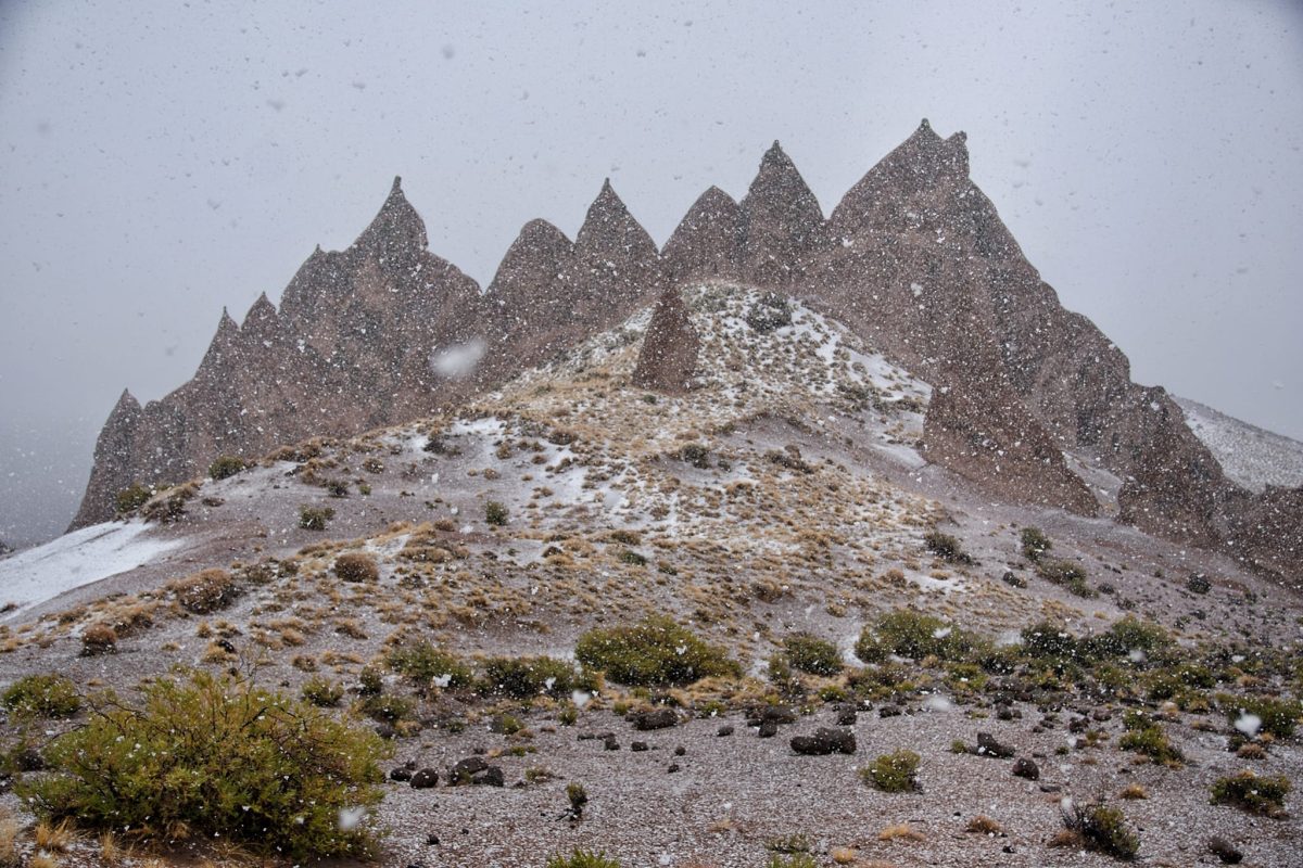 Los Bolillos, a 19 km de Varvarco, durante una nevada en el norte neuquino. La belleza de la Patagonia en toda su dimensión. Foto archivo: Martín Muñoz. 