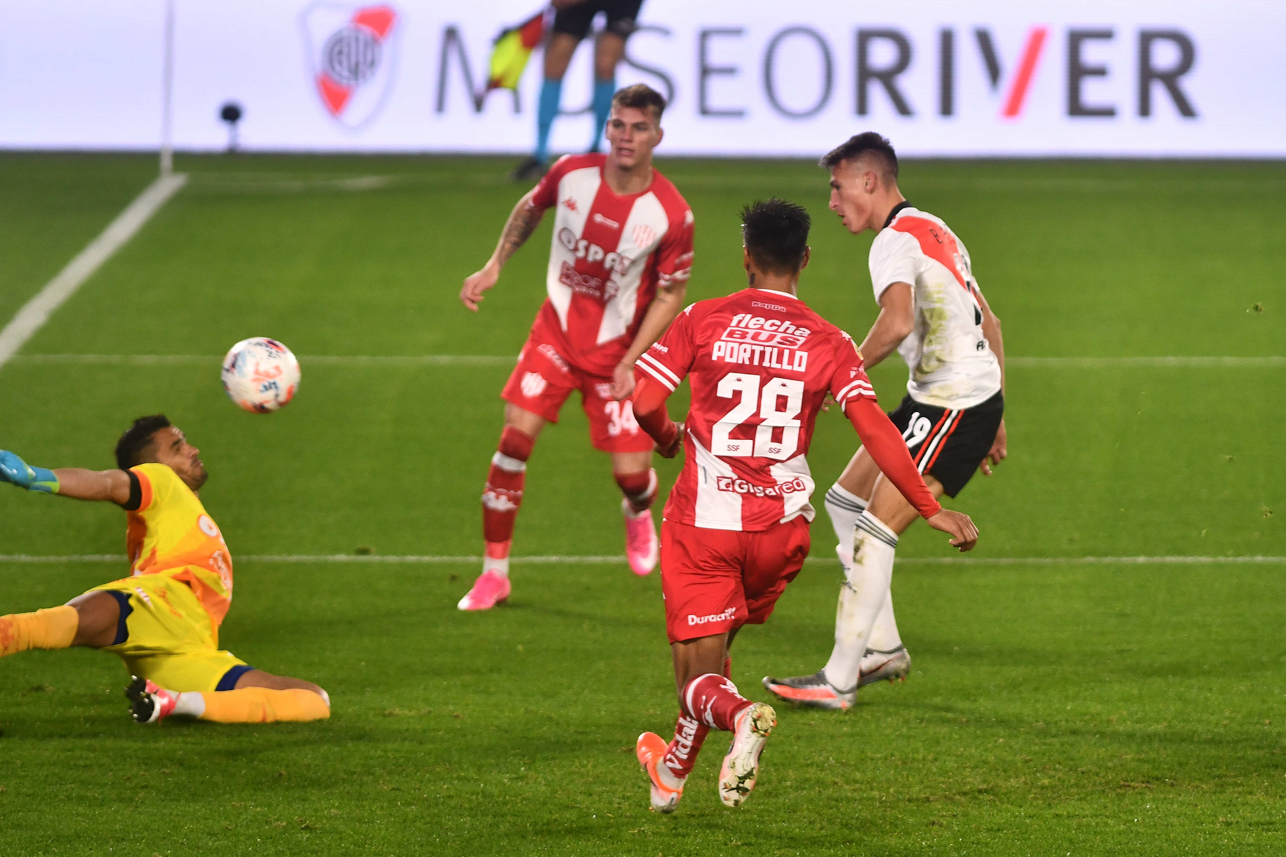 Braian Romero convierte el primer gol de River Plate que enfrenta a Unión de Santa Fe por la segunda fecha la Liga Profesional. (Foto/Télam)