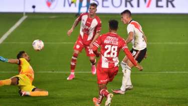 Braian Romero convierte el primer gol de River Plate que enfrenta a Unión de Santa Fe por la segunda fecha la Liga Profesional. (Foto/Télam)
