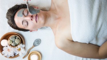 El fango gris se extrae del piso de la laguna sulfurosa y se utiliza para realizar tratamientos de fangoterapia, mascarillas faciales, y rehabilitación