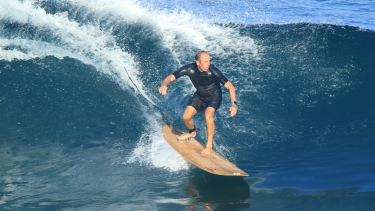 El marplatense impacta con su filosofía de vida, que ha sacado de la cultura de playa que genera el surf.