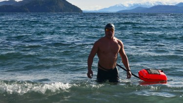 Con un paisaje imponente y el agua del lago helada, este profesor de matemáticas se ejercita. Foto: Alfredo Leiva