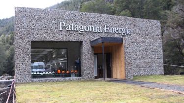 La central de río Escondido vuelve a despachar energía a la Comarca Andina