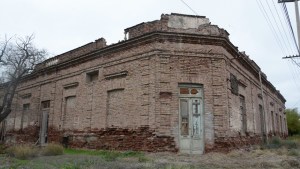 Un caserón vacío en Darwin esconde historias del ferrocarril