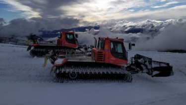 Equipo pisapista en pleno trabajo de traslado de nieve acumulada a los sectores más críticos de las pistas hoy en Chapelco. El centro de esquí de San Martín de los Andes afronta un invierno con pocas nevadas como los otros cerros de la cordillera.
