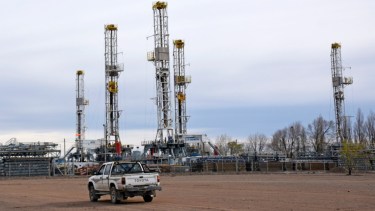 El gobierno define la redacción de la norma para enviar al Congreso pero la línea base de producción se convirtió nuevamente en el eje de la discordia. Energía busca compatibilizar las necesidades de petróleo del país sin perjudicar a YPF. (Foto: Florencia Salto)