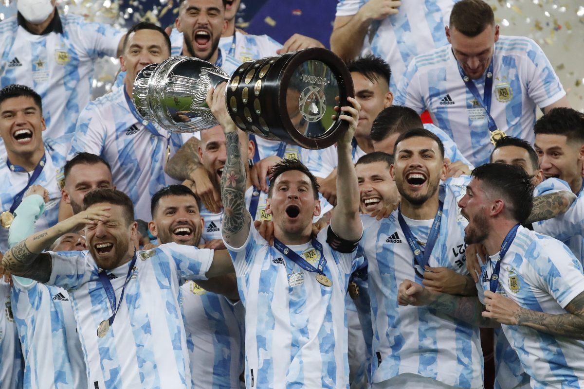 Lionel Messi levanta el trofeo después de ganarle a Brasil en julio de 2021, en el Maracaná. (AP Photo/Bruna Pardo)