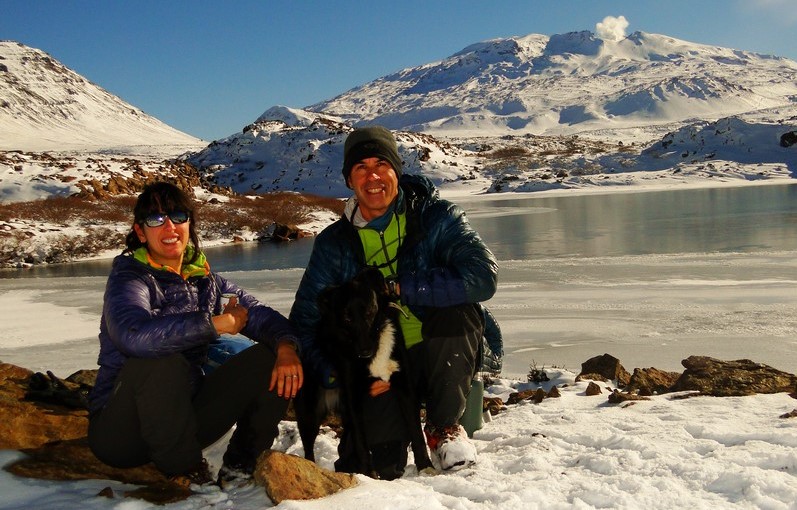 Esther, Flavio y un amigo fiel en la laguna De Las Penas congelada en Caviahue, con el volcán Copahue y su fumarola de fondo. Foto: De La Patagonia al mundo