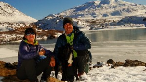 Vacaciones de invierno en la nieve: trekking a una laguna congelada en Caviahue