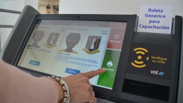 "La accesibilidad y simpleza del
sufragio resultaron afectadas por la saturación de la pantalla", plantea el proyecto. Foto Yamil Regules.