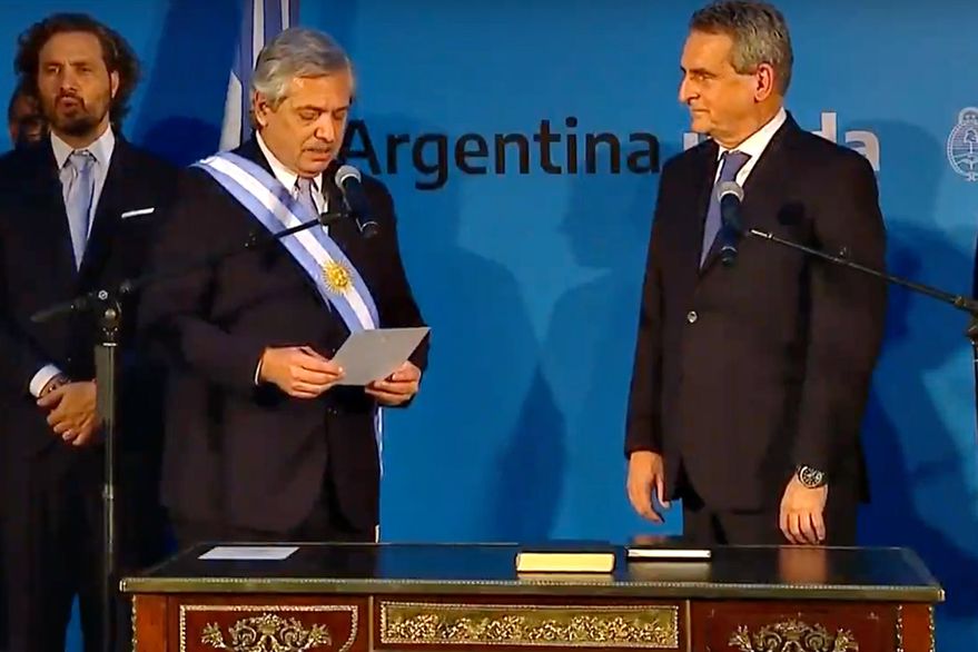 El presidente Alberto Fernández, cuando en 2019 le tomó juramento a Agustín Rossi como ministro de Defensa.