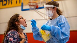 La variante Delta provoca rebrote de casos en países con la pandemia bajo control