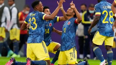 Cuadrado (centro) fue uno de los goleadores del partido en Brasilia. (Foto: AP)