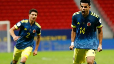 Luis Díaz festeja tras conseguir el tercer tanto del encuentro ante Perú, por el tercer puesto de la Copa América. (Foto: AP)