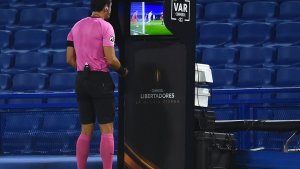 Tras los audios del VAR, sancionan a los árbitros del partido de Boca