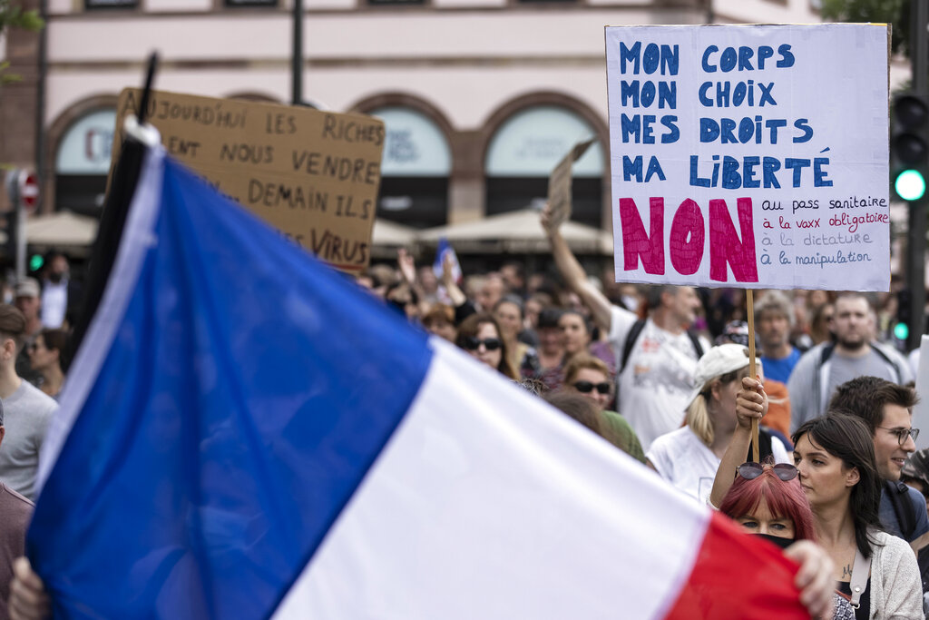 Movimientos antivacunas protestaron en Francia ante las nuevas medidas. (Foto: AP)