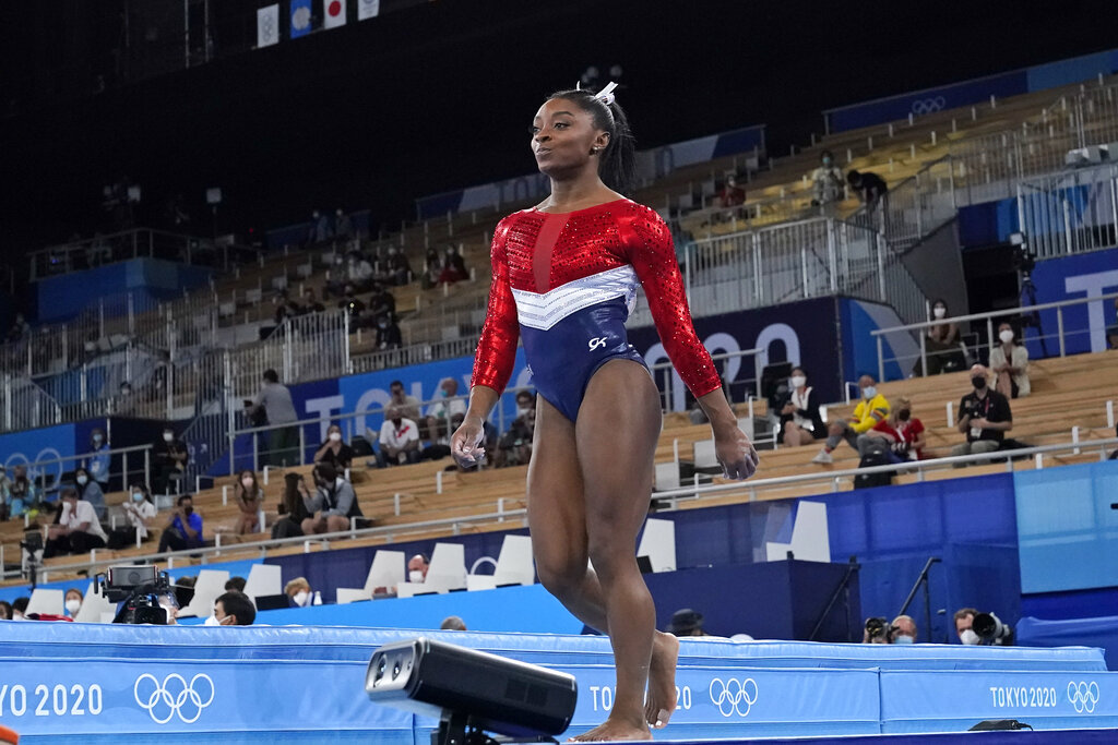 Simone Biles, la gimnasta estrella de USA abandonó la prueba en Tokio por la presión que sufría. (Foto: AP)