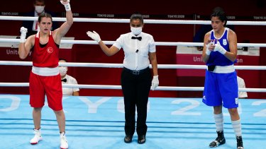 Dayana (derecha) cayó en su presentación pero historia para el deporte nacional. (Foto: AP)