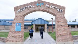 Una mujer embarazada fue trasladada al hospital de Plottier tras chocar con un camión en la ruta 22