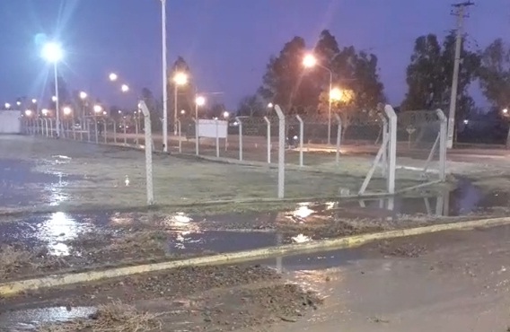 El acueducto principal afectado está ubicado en la intersección de Ruta 65 y calle Martín Fierro. Foto gentileza Radio FM Líder.