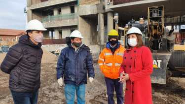 Arabela Carreras en el predio donde se construye la obra. 