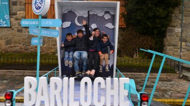 Una selfie con decoración de nieve es una de las atracciones que instalaron en el Centro Cívico, especialmente para los más chicos. Foto: Chino Leiva