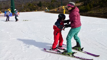 Piyén, quería conocer la nieve y ayer pudo dar sus primeros pasos junto a Violeta, la instructora, en la base del cerro Catedral. Foto: Chino Leiva