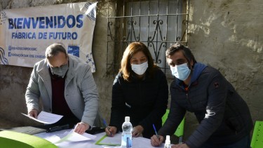 La gobernadora Arabela Carreras firmó el convenio para crear una nueva escuela de gestión social, con los referentes de la fundación San José Obrero Omar Mastroiani y Fernando Fernández Herrero. Foto: Alfredo "Chino" Leiva