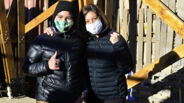 la gobernadora Arabela Carreras ayer con un joven que le pidió una foto, en una actividad realizada en el Alto de Bariloche. Foto: Alfredo Leiva