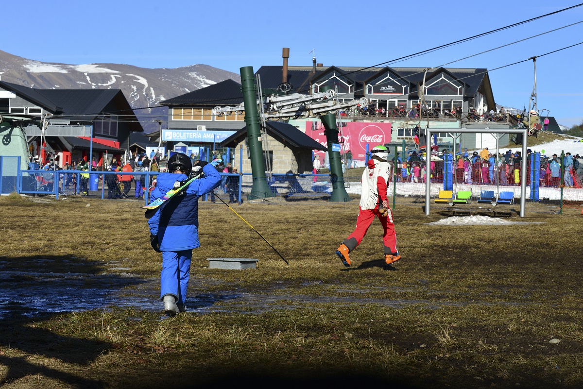 Hoy solo los esquiadores principiantes pueden estar en las pistas con nieve fabricada, no se habilitan otras por falta de nieve. Foto: Alfredo Leiva