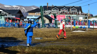 Hoy solo los esquiadores principiantes pueden estar en las pistas con nieve fabricada, no se habilitan otras por falta de nieve. Foto: Alfredo Leiva