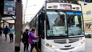 Juntas vecinales y gremios preparan recurso judicial por la crisis del transporte en Bariloche