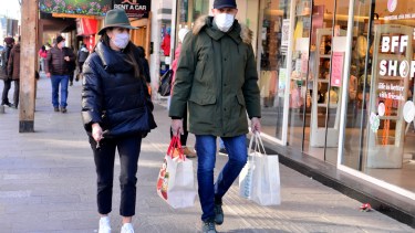 Los comercios de la calle Mitre deben realizar la carga y descarga de mercadería antes de las 8 de la mañana. Archivo