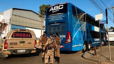 Debieron prestar declaración en la comisaría sin poder descender de los ómnibus para no romper la burbuja sanitaria. 