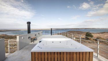 El Chocón: dos casas de hormigón que parecen flotar sobre el lago