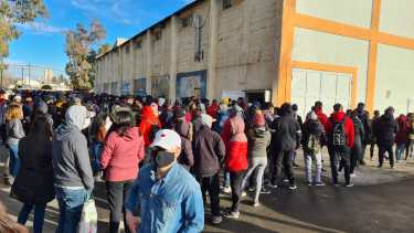 Jóvenes desde la madrugada hicieron fila para acceder a la vacuna en Cutral Co. (Foto Andrea Vazquez)