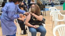 Imagen de Vacunan con segundas dosis sin turno en Plaza Huincul