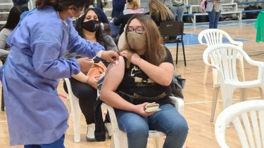 En el gimnasio de Cutral Co se aplicaron 1º dosis el miércoles (Foto Andrea Vazquez)